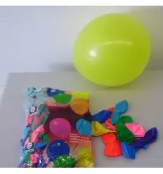 100 luftballons in eine beutel vorgestellt
