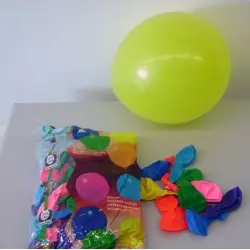 100 luftballons in eine beutel vorgestellt