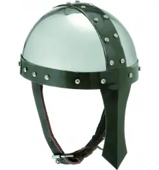 Capacete de metal em cruz