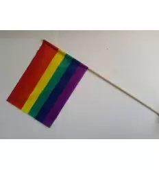 BANDERA ORGULLO GAY 60X40 CON PALO DE MADERA 2